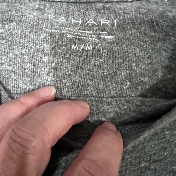 Christmas Tahari  cropped long sleeve Peace t-shirt
Red Peace appliqué size M - Picture 4 of 5